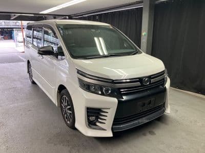 TOYOTA Voxy, 2016 год., лот 1040