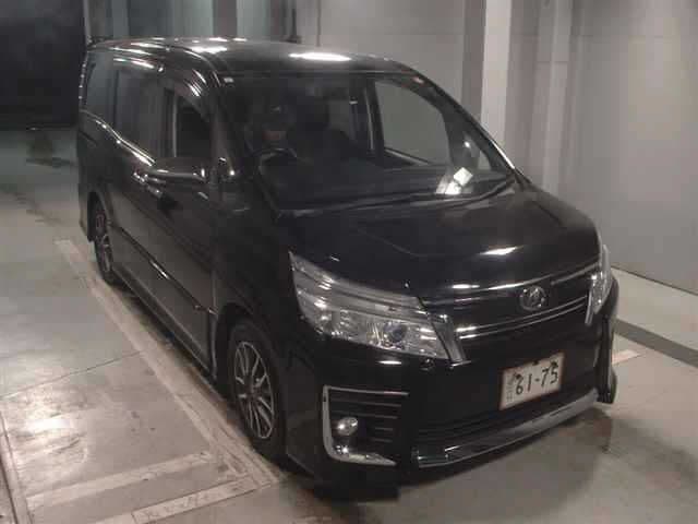 TOYOTA Voxy, 2015 год., лот 8120