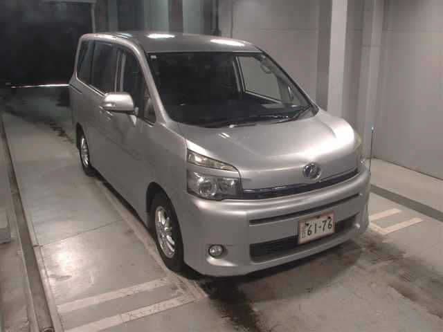 TOYOTA Voxy, 2013 год., лот 118